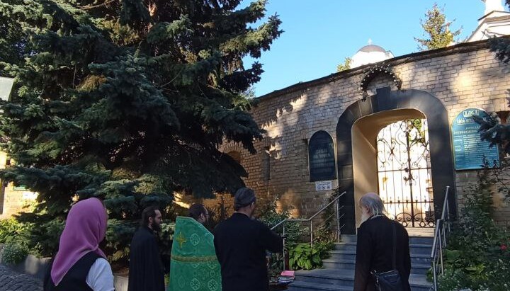 Believers pray in front of locked temple in Kyiv-Pechersk Lavra