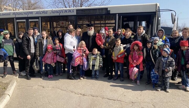 Metropolitan Luke of Zaporizhzhia and Melitopol accompanied another group of refugees. Photo: hramzp.ua