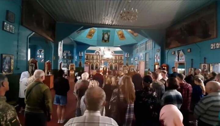 Supporters of the OCU in the church. Photo: Tribuna Brovary