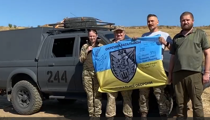 The evacuation vehicle was handed over to the military medics of the 112th Brigade, 244th Battalion of the Armed Forces of Ukraine. Photo: Screenshot from the Khmelnytskyi Eparchy video