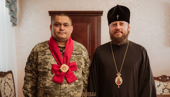 AFU's Lieutenant Colonel Taras Mykhailyuk and Metropolitan Victor (Kotsaba). Photo: Khmelnytskyi Eparchy