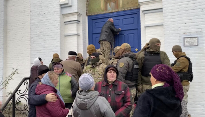 People in balaclavas seize the Intercession Church of the UOC in Checheliyivka. Photo: UOJ