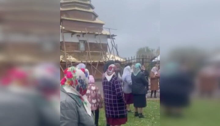 The UOC community defended the church in Pryslip. Photo: video screenshot