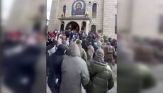 Unknown individuals in camouflage seize Cherkasy cathedral on the second try