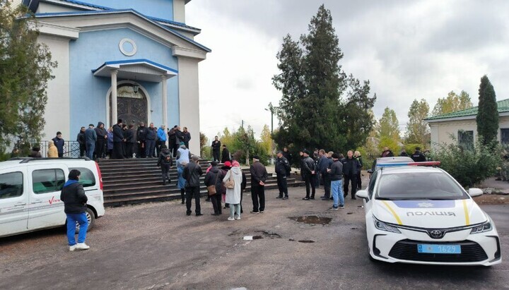 Parishioners of the UOC Cathedral in Kremenchuk prevented representatives of the OCU from entering their church. 26.10.2024. Photo: Kremenchuk Eparchy