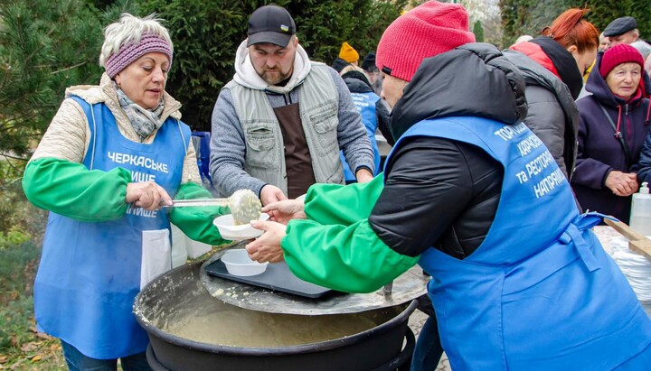 Near the seized St. Michael's Cathedral of the UOC on Friday, the OCU serves people meat porridge. Photo: t.me/kozakTv1