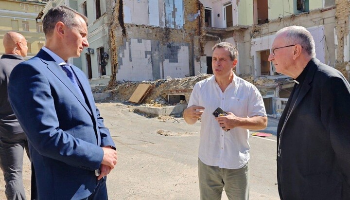 Cardinal Pietro Parolin near the Okhmatdyt Hospital. Photo: Vatican News