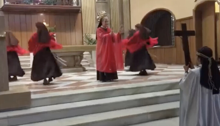 Nuns dancing in the church. Photo: caminante-wanderer.blogspot.com