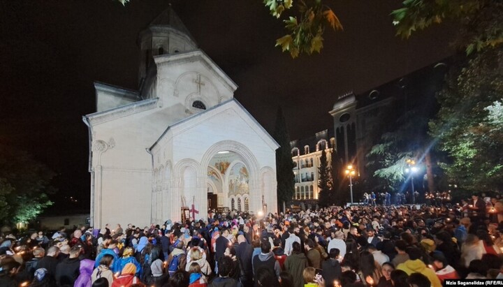 St. George Cathedral in central Tbilisi surrounded by protesters. Photo: RFE/RL