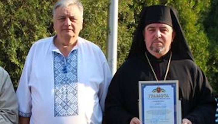 The mayor of Netishyn Oleksandr Supruniuk awarded OCU representatives after the seizure of an UOC temple. Photo: t.me/lavralive