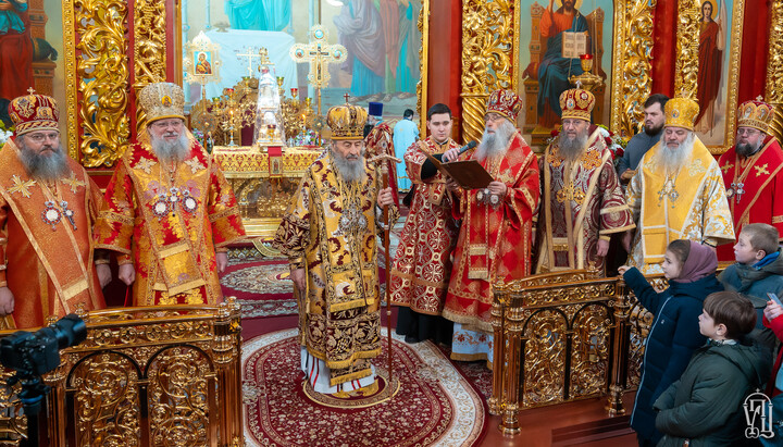 Metropolitan Sergiy of Ternopil and Kremenets delivers a congratulatory address to His Beatitude Metropolitan Onuphry on behalf of the Holy Synod. Photo: UOC