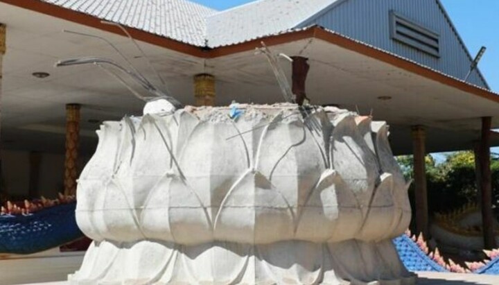 Pedestal of the collapsed Buddha statue. Photo: Thaiger