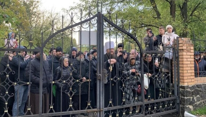 UOC believers in Cherkasy near the fence of their cathedral, seized by the OCU. Photo: focus.ua