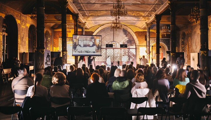 Filming of a talk show in the Lavra. Photo: TSN