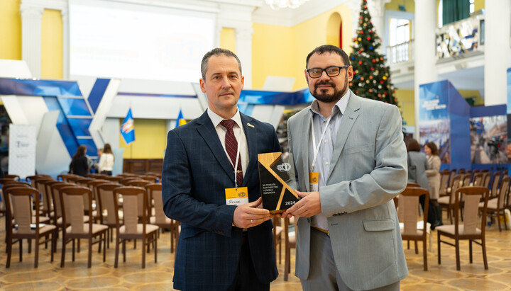 Archpriest Vasyl Dubyna receives an award at the First Ukrainian Probation Volunteers Forum. Photo: UOC