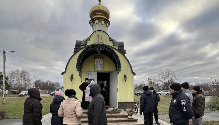 In Pasichna village, OCU representatives cut locks and seize a UOC church