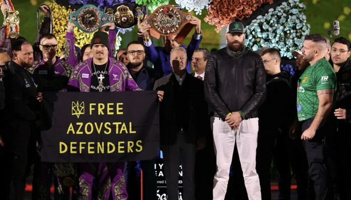 Oleksandr Usyk with a poster reading "Free Azovstal Defenders" and Tyson Fury. Photo: v-variant.com.ua