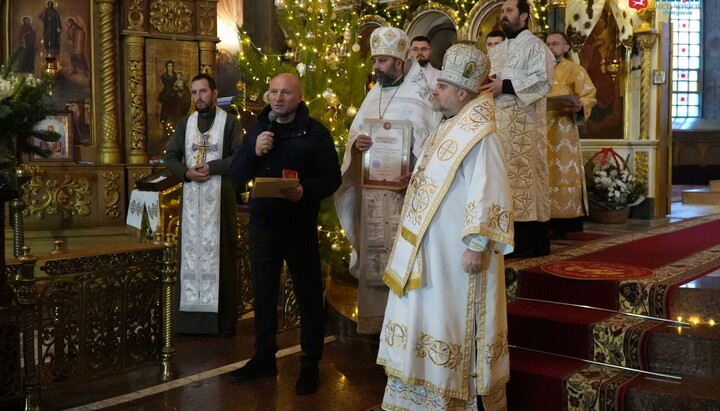 The mayor of Cherkasy receiving an award from the OCU. Photo: Facebook/Anatoliy Bondarenko