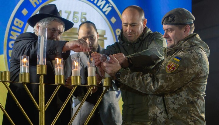 Oleh Sknar (right) lighting the menorah together with the rabbi. Photo: Facebook Asman