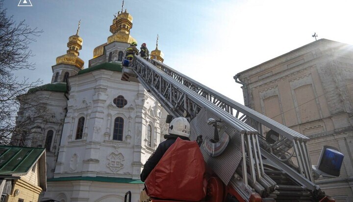 Демонтажа крста који се обрушио. Фото: ДСВС