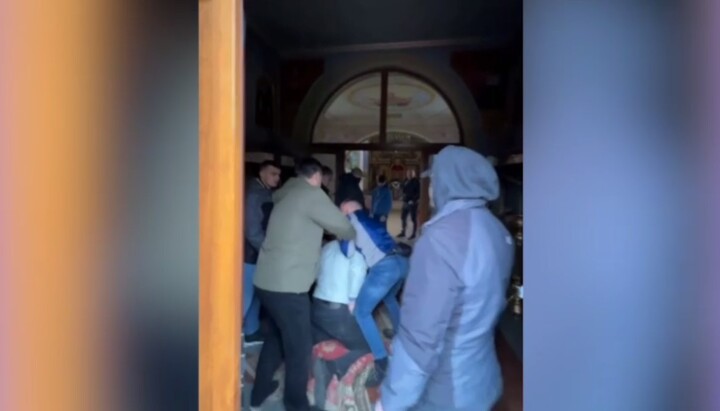 Отимање храма Васкрсења Господњег у Красилову. Фото: скриншот видеа