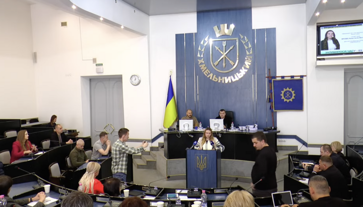 Излагање Јарове на седници Градског већа Хмељницког. Фото: ЈТ Градског већа Хмељницког