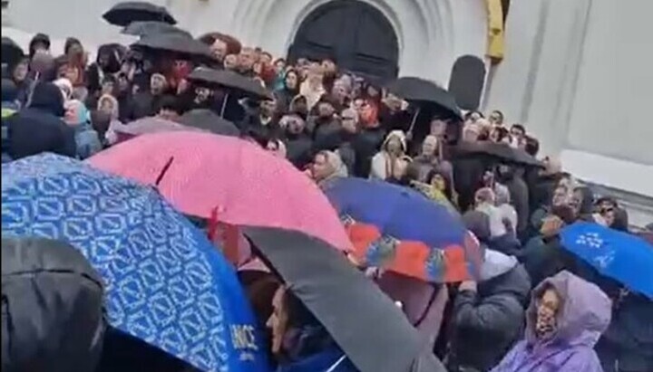 Много парохијана устало је у заштиту храма Преображења Господњег у Варашу. Фото: Дозор