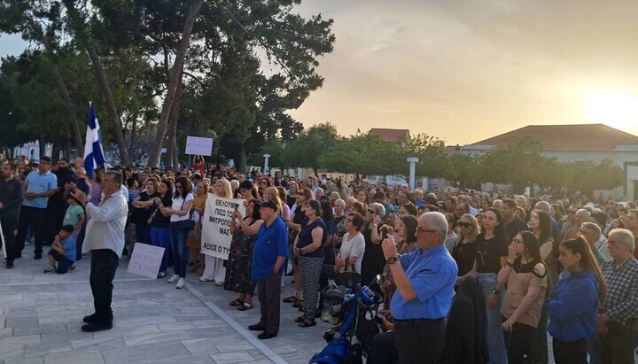 У кипарском Пафосу одржан је митинг против смене митрополита Тихика