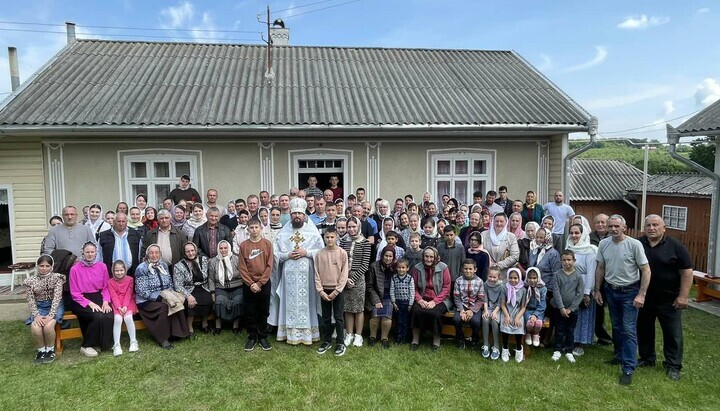 Прогоњена општина УПЦ у Заболотју. Фото: ФБ страница «Вірні Чернівецько-Буковинської єпархії УПЦ»