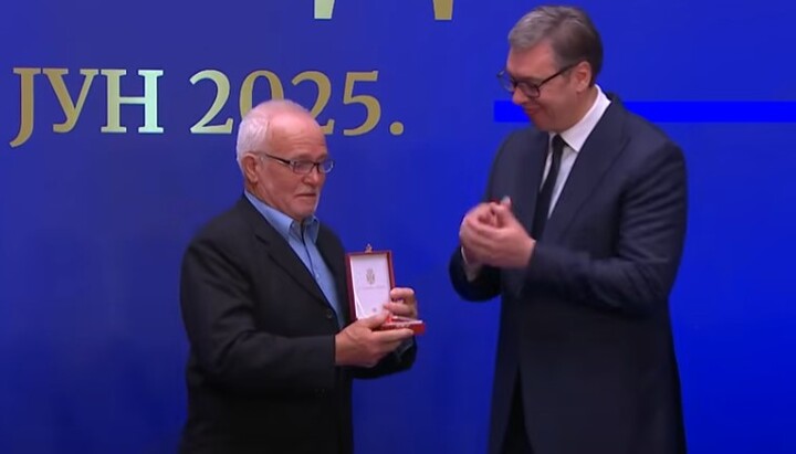 Отац Предрага Леовца у сузама прима постхумно одликовање сина - медаљу за храброст