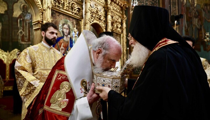 Патријарх румунски Данило поклања се часној глави светог Јована Златоустог, која је донесена са Свете горе. Фото: orthodoxianewsagency