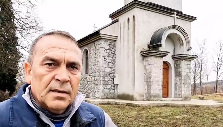 Месуд испред православне цркве коју обнавља у селу Осредак. Фото: скриншот ЈТ видеа