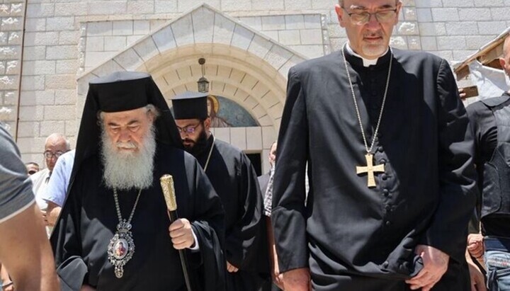Патријарх Теофили III и кардинал Пицабала код храма Свете породице у Гази. Фото: orthodoxia news agency