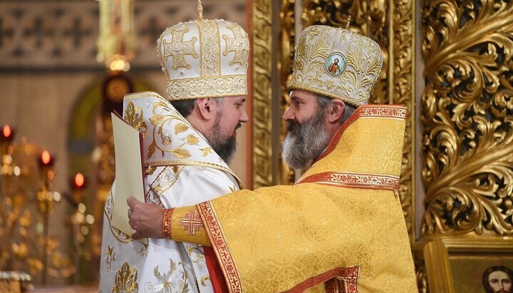 Сергеј Думенко (слева) грли се с грађанином РФ. Фото: ПЦУ