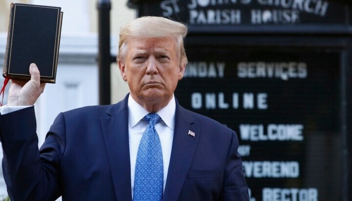 Доналд Трамп на улазу у цркву с Библијом у руци. Фото: ndtv