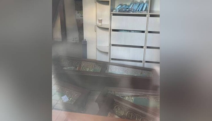 По друштвеним мрежама круже фотографије из Кијево-печерске Лавре на којима су ковчези са моштима поређани испод степеништа