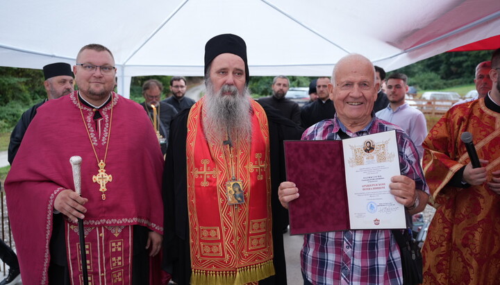 Митрополит Фотије и свештенство с дародавцем. Фото: Епархија зворничко-тузланска