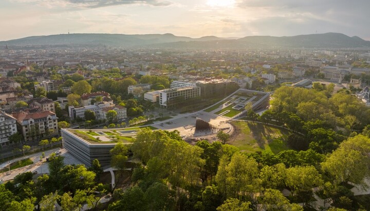 Зелена зграда Етнографског музеја и панорама Будимпеште. Фото: gradnja.rs
