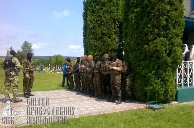 In Kolosovaya the unknown in camouflage and balaclavas seized UOC church