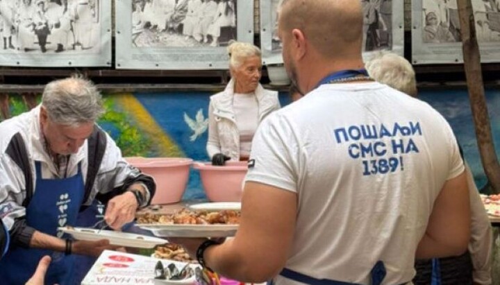 Припрема за служење ручка. Фото: ТВ Храм