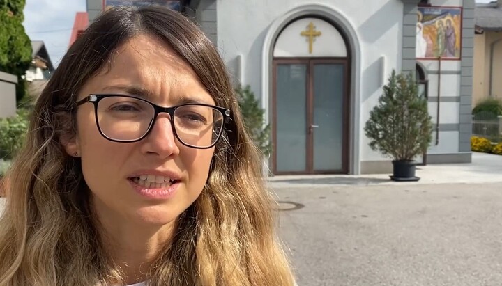 Учитељица Моника Радуловић при цркви Покрова Пресвете Богородице у Салцбургу. Фото: скриншот видеа