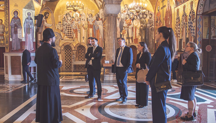 Посетиоци из Финске у обиласку Саборног храма у Подгорици. Фото: Митрополија црногорско-приморска