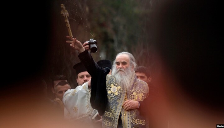 Митрополит Амфилохије на Богојављење 2013, баца крст у реку Рибницу. Фото: Ројтерс