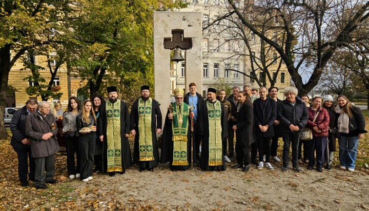 Владика Лукијан са свештенством и верницима. Фото: СПЦ