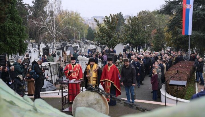 Молитва код Спомен-костурнице бранилаца Беогрдада. Фото: СПЦ