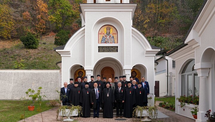 Одликовани чланови Верске службе с представником ВС у манастиру Беочин. Фото: Храм