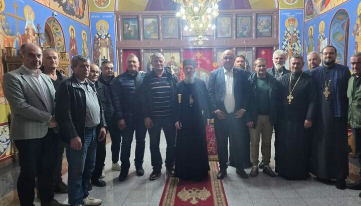 Владика Атанасије с дародавцима и другим учесницима састанка. Фото: СПЦ
