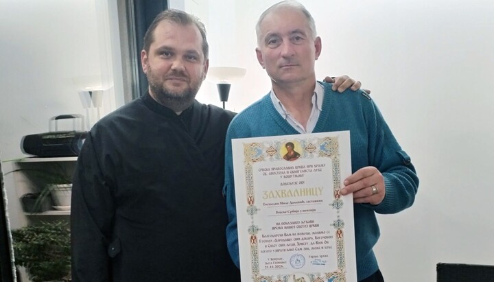 Уручење захвалнице Милету Даљевићу. Фото: СПЦ