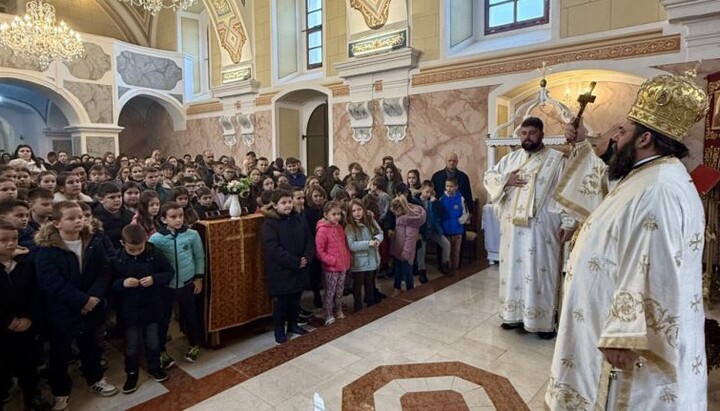 Владика Херувим беседи пред пуним храмом. Фото: СПЦ