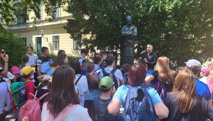 Српска деца пред бистом Вука Караџића у Бечу. Фото: Просвјета Аустрија